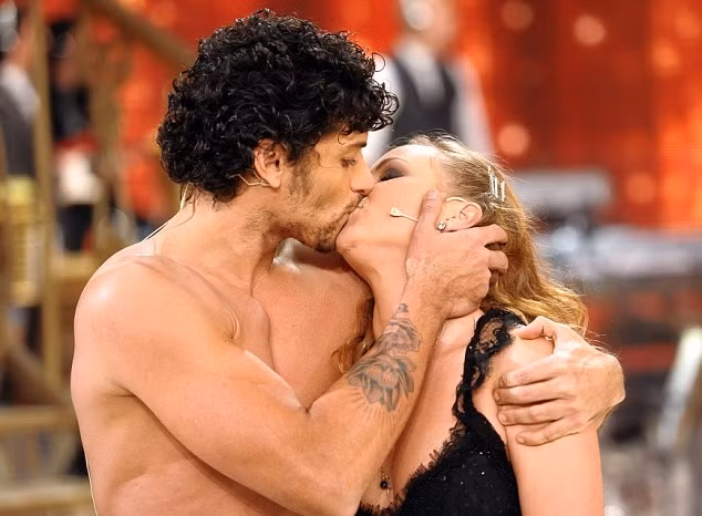 Anh chàng người mẫu điển trai đã đặt lên môi người tình cũ một nụ hôn cháy bỏng vào lúc hạ màn.