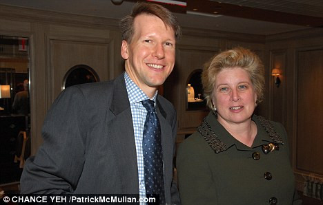 Susan Weber Soros (phải) - vợ hai của tỷ phú đa tình Soros.