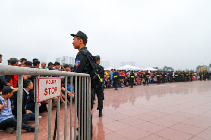 Đến khoảng 13h chiều, lực lượng chức năng buộc phải tạo thêm một hàng rào an ninh ngay phía trong sân.