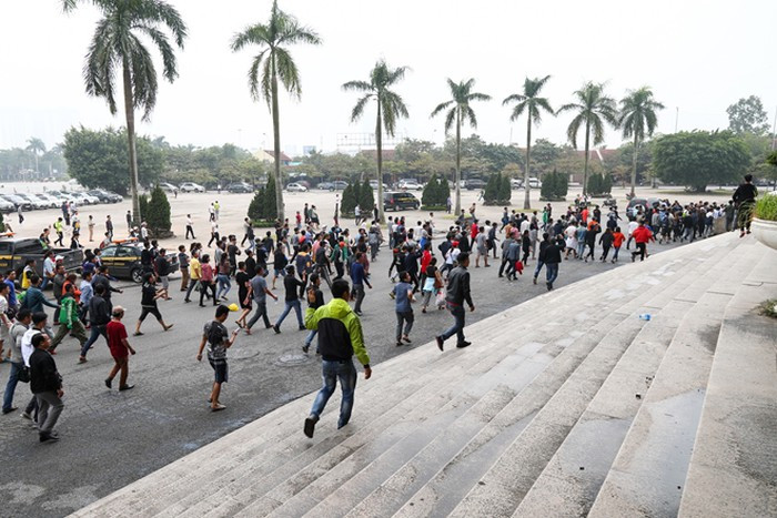 Tất cả hò nhau truy tìm các thành viên BTC để truy lý do vì sao thông báo bán ra 9.000 vé trong sáng nay nhưng nhiều người dù chờ đợi từ sáng sớm vẫn không thể mua được vé.