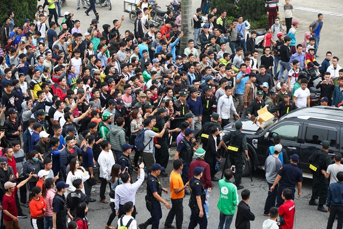 Để đảm bảo an toàn cho BTC, lực lượng CSCĐ được huy động vãn hồi trật tự và mở đường cho xe ô tô của BTC rời đi