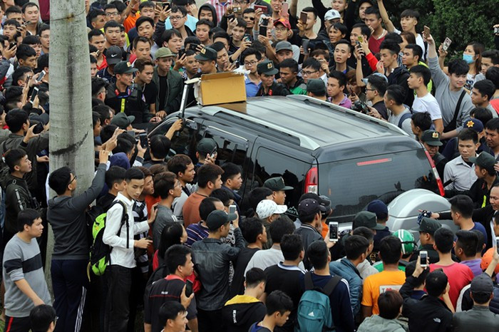 Trước sự kích động của người dân, các thành viên trong BTC đã lên xe ô tô để rời đi. Tuy nhiên, chiếc xe ngay sau đó bị người dân phát hiện và vây kín,