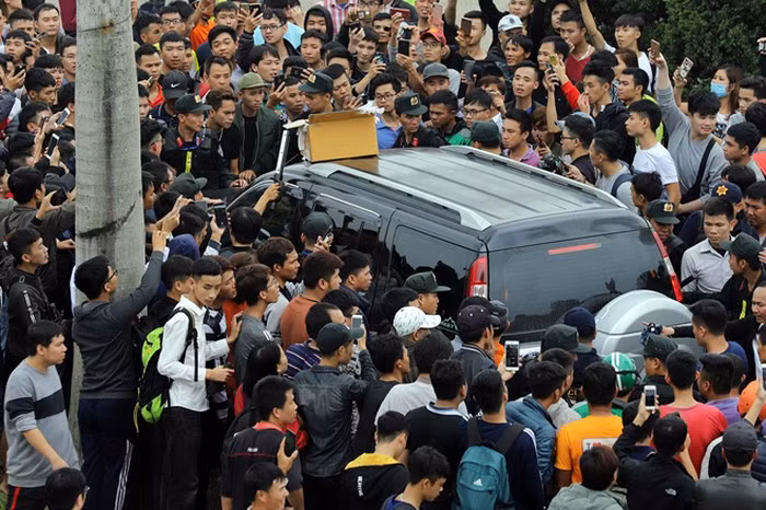 Trước sự kích động của người dân, các thành viên trong BTC đã lên xe ô tô để rời đi. Tuy nhiên, chiếc xe ngay sau đó bị người dân phát hiện và vây kín,