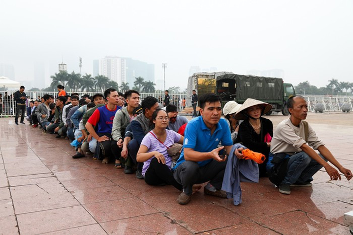 Trưa ngày 11/11, theo quan sát có PV Báo CAND vẫn có khoảng gần 1.000 người dân tiếp tục chờ đợi, xếp hàng để được vào mua vé. Cảnh sát cơ động và lực lượng vệ sỹ được huy động từ đêm hôm trước đã phải làm việc rất vất vả.