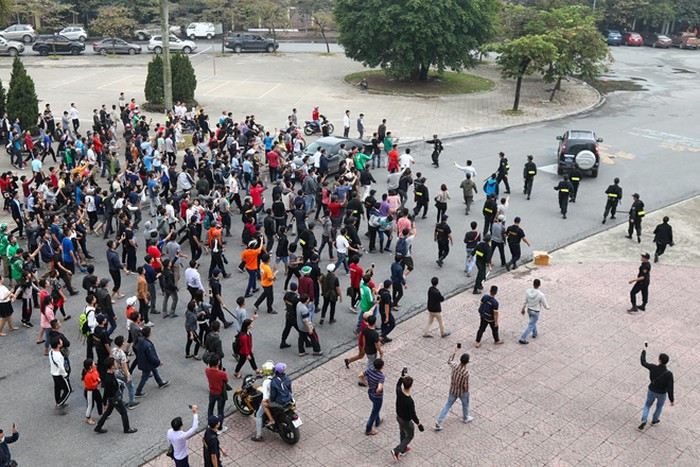 Chiếc xe di chuyển trong sự la ó không ngớt của người hâm mộ.