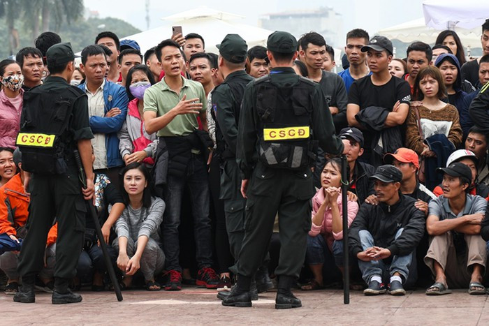 Nhiều người bức xúc vì việc phải chờ quá lâu mà không thể có được tấm vé cho mình.