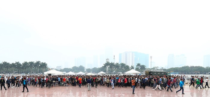 Khoảng 13h30 chiều, khi thông tin BTC đã bán hết vé được loan ra, sân Mỹ Đình bắt đầu náo loạn. Người dân tràn qua hàng rào an ninh của lực lượng CSCĐ và lao vào bên trong sân.