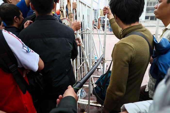 Cũng như những lần phát hành vé trước đây, ban tổ chức đã yêu cầu người dân xếp hàng phía ngoài hàng rào sân Mỹ Đình rồi chỉ hé cửa cho 6 người vào một để nhận tích kê phía trong. Nhận được tích kê mới là “chiến thắng” tạm thời vì còn phải di chuyển thêm một đoạn nữa mới đến quầy bán vé.