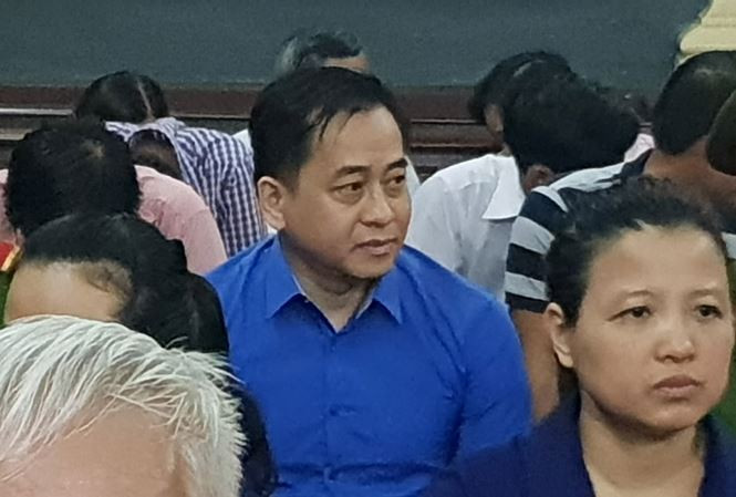 Vu an Vu 'nhom' con lien quan den nhieu quan chuc