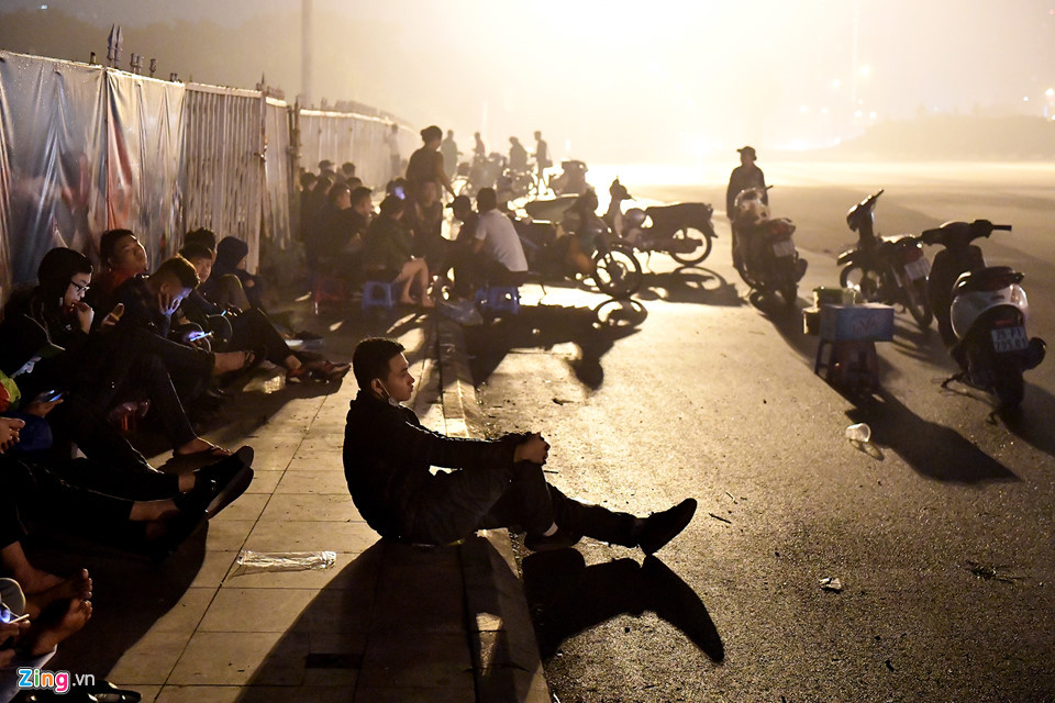 Người hâm mộ rục rịch tới cửa sân vận động Mỹ Đình từ 22h ngày 10/11 chầu chực chờ đến sáng hôm sau để mua vé xem AFF Cup. Sáng 11/11, ban tổ chức sẽ bán vé cả hai trận tuyển Việt Nam gặp Malaysia và Campuchia.