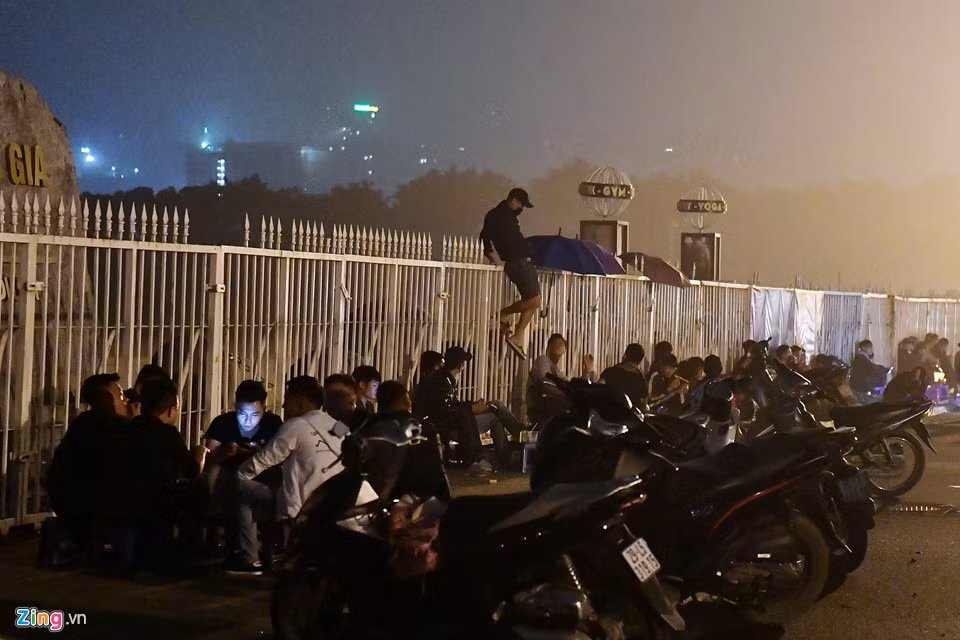 Ngay trong đêm đã xuất hiện hình ảnh trèo rào của một số thanh niên.