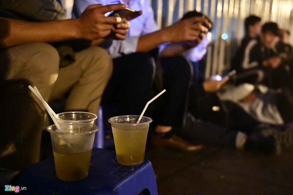 Trong khi đó, nhiều thanh niên vẫn cố gắng ngồi uống nước và giết thời gian bằng điện thoại di động. Một người trong số đó cho biết mang theo hai cục pin dự phòng đảm bảo đủ để chơi games và liên lạc với bạn bè đến sáng.