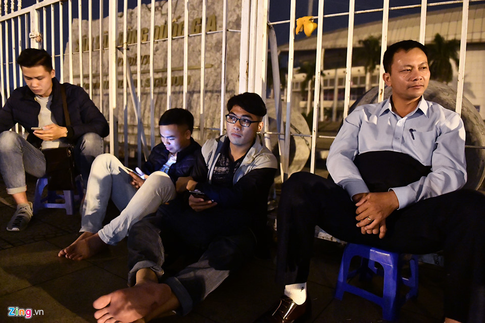 Anh Thái (ngoài cùng bên phải) đến từ Hòa Bình cho biết nhân dịp chia tay đồng nghiệp trong cơ quan nên quyết tâm đi xem một trận bóng đá. Anh cho biết đã xem nhiều trận Việt Nam thi đấu tại Mỹ Đình nhưng đây là lần đầu xếp hàng lúc nửa đêm. Những lần trước anh đều nhờ người thân mua hộ. Có lần anh buộc phải mua lại của phe vé giá 2 triệu đồng/cặp để được xem tuyển Việt Nam đá. Tối 10/11, anh và bạn bè gọi taxi lúc 21h từ Hòa Bình lên Hà Nội và 23h đã có mặt tại đây.