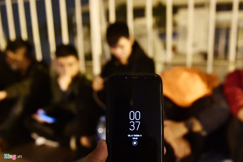 0h37, bên ngoài hàng rào sân vận động Mỹ Đình có khoảng 50 người ngồi, nằm vạ vật chờ đợi. Theo VFF, ban tổ chức sẽ mở bán vé tại sân vận động Quốc gia Mỹ Đình từ 8h sáng 11/11, với tổng cộng 9.000 vé được bán ra. 11.000 vé được bán qua đường công văn. Ngoài ra, người hâm mộ có thể mua vé trực tuyến qua website của VFF.