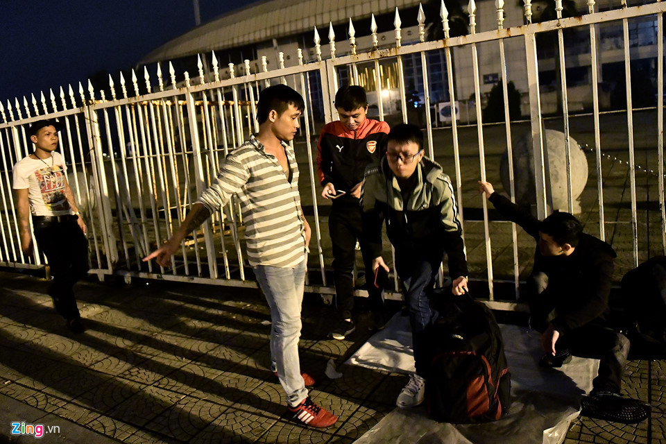 Tuy nhiên, nhiều người đến sớm đã mất công khi ngồi chỗ gần cửa vào sân bị hai thanh niên xông tới đuổi lui về phía sau. Anh chàng áo kẻ ngang lớn tiếng văng tục dọa nạt và nói rằng là bảo vệ khu này nhưng quên băng đỏ. Anh ta lấy lý do cần chỗ để xe máy cho người khác.