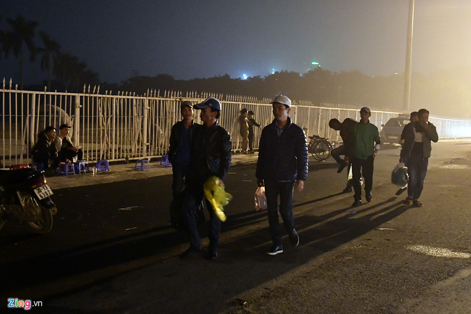 Càng về sáng lượng người đổ về bên ngoài sân Mỹ Đình càng đông. Tuy nhiên, do bị thanh niên lạ mặt đuổi, họ không được xếp hàng từ phía gần cổng mà phải di chuyển ra đằng sau.