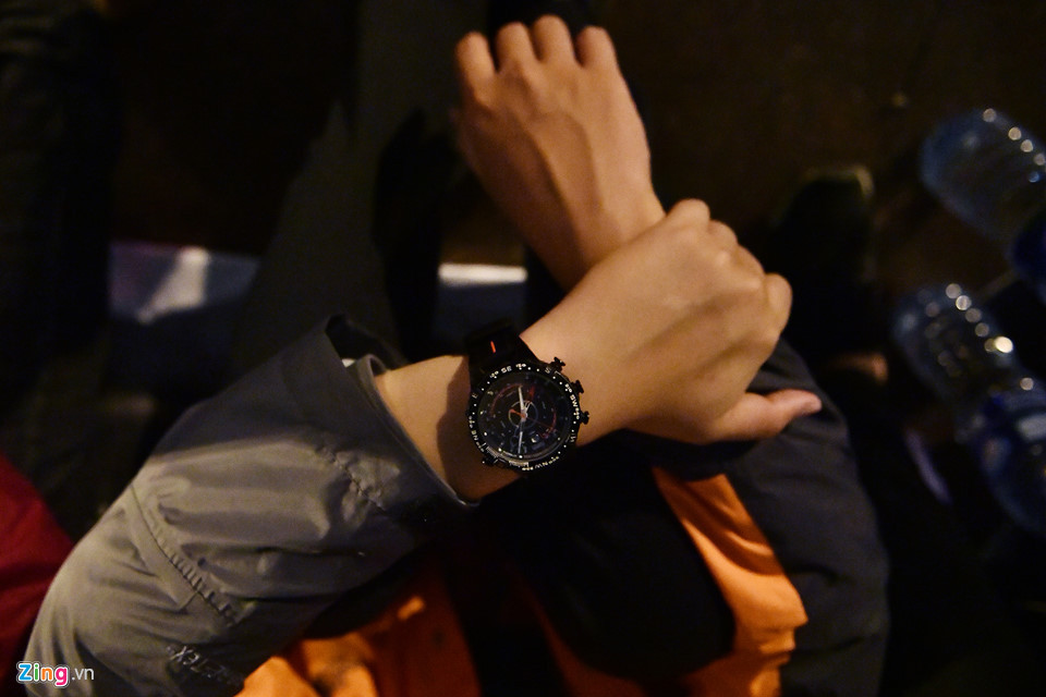 Thời tiết tại Hà Nội đêm 10/11 không đến nỗi lạnh nhưng với việc ngồi cả đêm ngoài đường cần mặc áo khoác chống gió để đảm bảo sức khỏe.