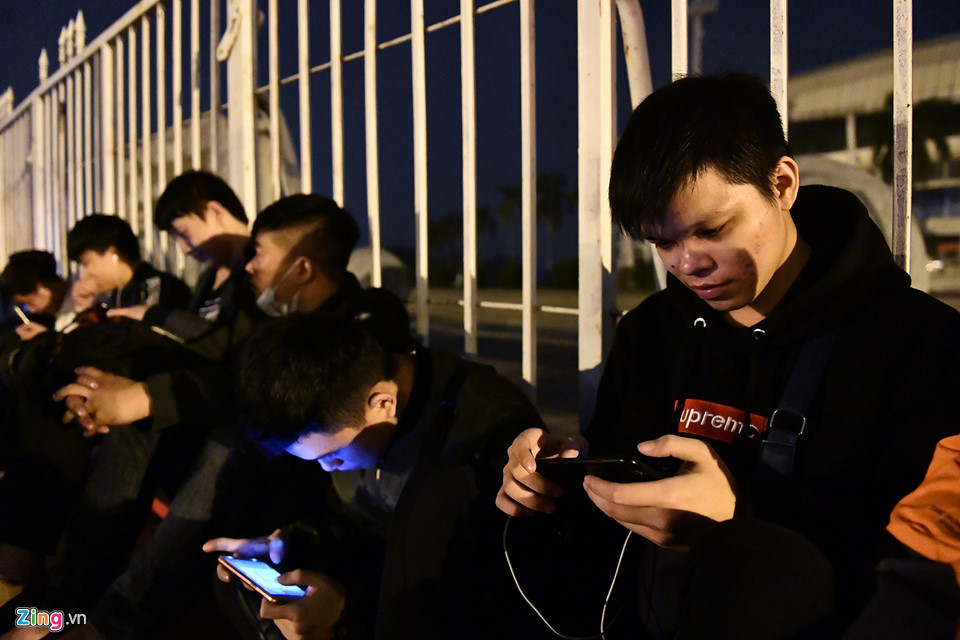 Vũ Thanh Tuấn, sinh viên Đại học Công nghiệp Hà Nội và các bạn cùng trường giết thời gian bằng điện thoại. Cậu cho biết do nhà gần sân Mỹ Đình và vì tình yêu với thầy trò Park Hang-seo nên ra đây chờ mua vé. Tuấn chỉ mua vé xem trận đội nhà gặp Malaysia mà không mua vé trận gặp Campuchia.