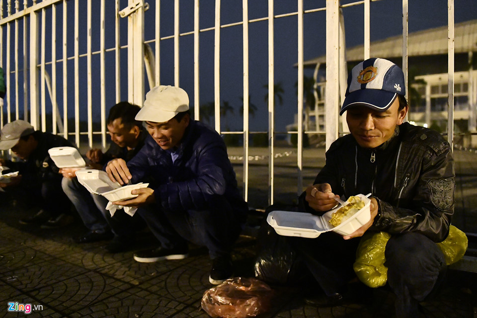 Anh Dũng và nhóm công nhân xây dựng quê Thanh Hóa vừa ăn vừa than thở không hiểu có mua được vé không vì vừa bị thanh niên áo kẻ đuổi dạt xuống dưới. Anh cho biết mình hâm mộ bóng đá thực sự mà không hề xếp hàng thuê hay có mục đích mua đi bán lại lấy lời.