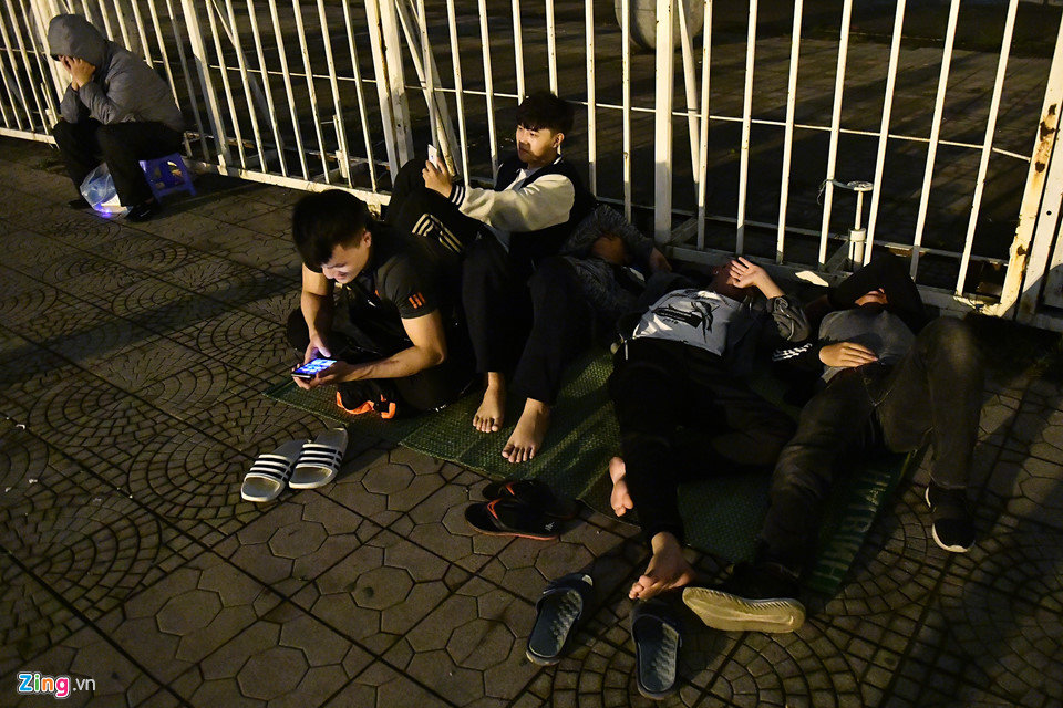 Lúc 1h, nhiều người bắt đầu tranh thủ chợp mắt. Theo quan sát của phóng viên, lúc này mới chỉ xuất hiện một vài phe vé đảo qua đảo lại nghe ngóng tình hình.