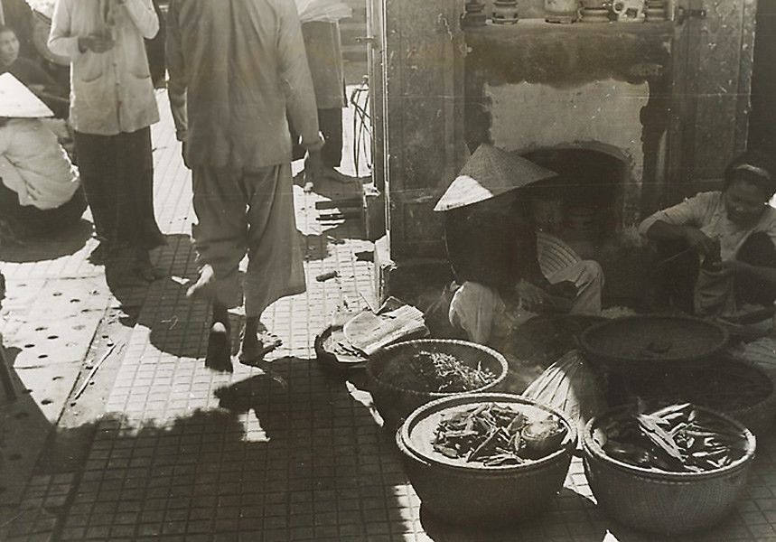 Sạp hàng ở chợ Đông Ba. Ảnh tư liệu.