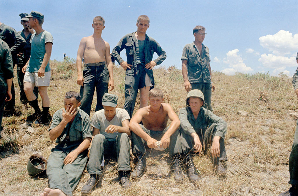 Một nhóm lính Mỹ trẻ nghỉ ngơi ở Bù Đốp, gần biên giới Việt Nam - Campuchia. Ảnh: Jean-Claude Sauer.