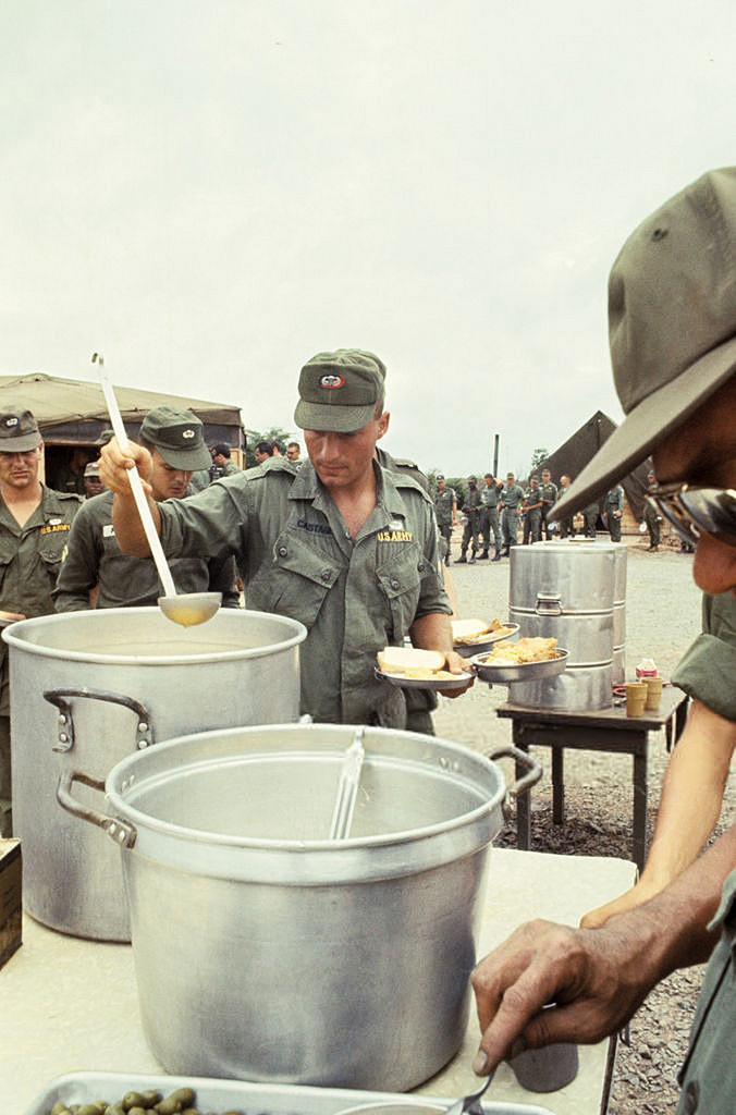 Nhận khẩu phần trong giờ ăn trưa. Ảnh: Jean-Claude Sauer.