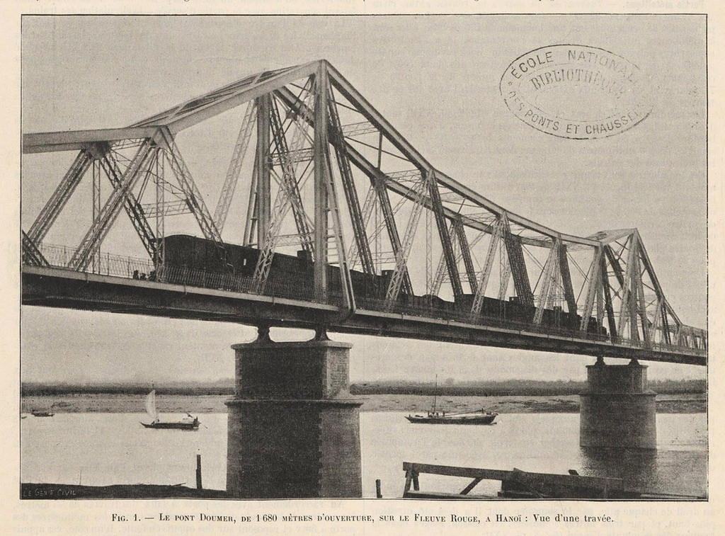 Tàu hỏa qua cầu Long Biên, năm 1909. Ảnh tư liệu.