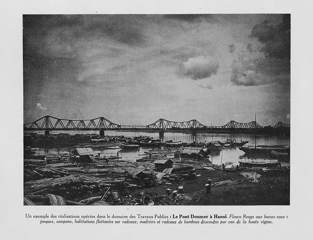 Cầu Long Biên và sông Hồng trong mùa cạn, hình ảnh được giới thiệu trong một triển lãm quốc tế ở Paris năm 1931. Ảnh tư liệu.