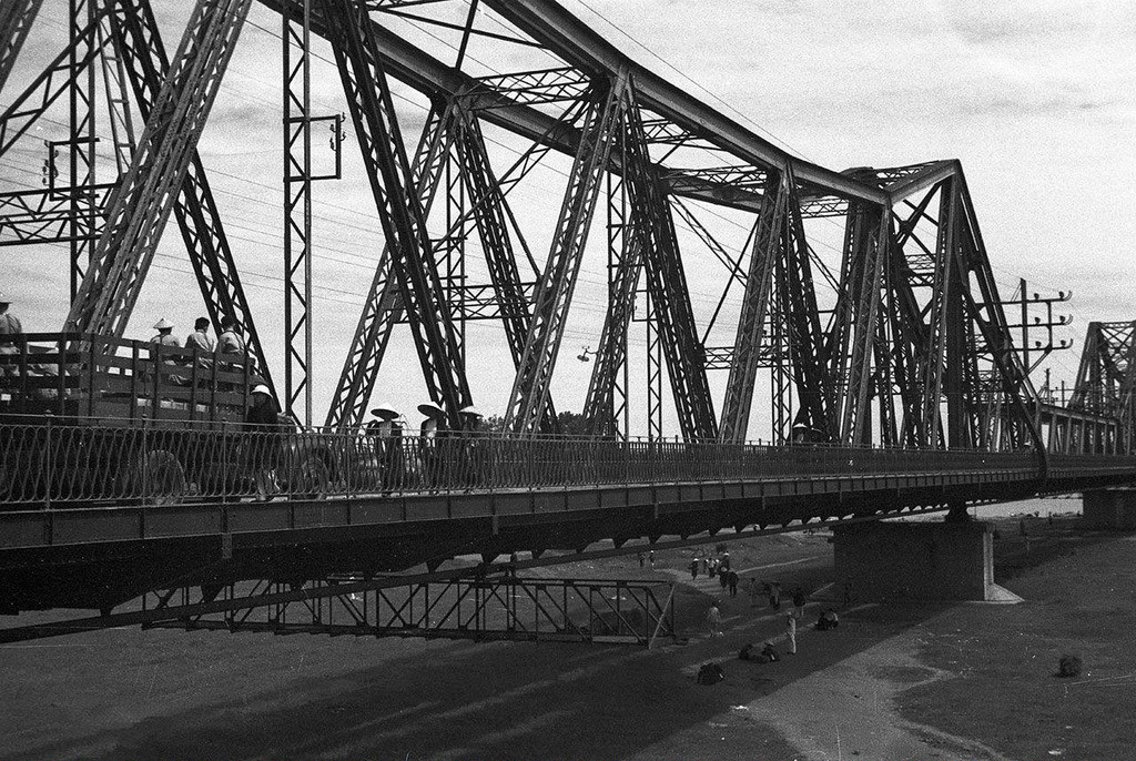 Một chiếc xe tải đi qua cầu Long Biên, năm 1940. Ảnh tư liệu.