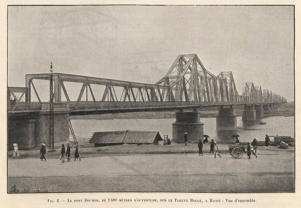 Cảnh sinh hoạt đời thường dưới chân cầu Long Biên năm 1909. Ảnh tư liệu.