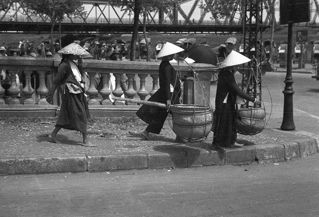 Những người phụ nữ từ cầu Long Biên đi xuống khu phố cổ Hà Nội, 1940. Ảnh tư liệu.