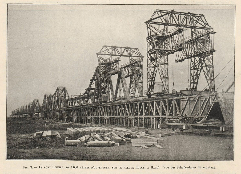 Một hình ảnh hiếm có về cầu Long Biên lúc đang được thi công. Ảnh tư liệu.