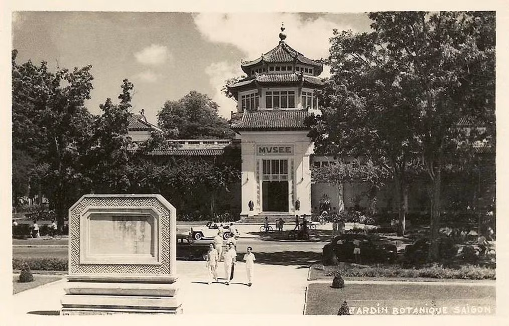 Bảo tàng này nằm trong khuôn viên của Thảo Cầm Viên Sài Gòn, đối diện với đền Kỷ Niệm (nay là đền thờ Vua Hùng).