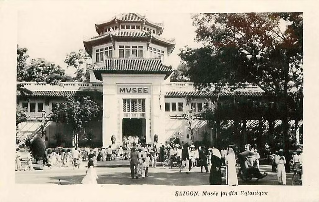 Các trang trí kiến trúc trên mặt tiền và nội thất bảo tàng sử dụng nhiều chi tiết, họa tiết, hoa văn... mang âm hưởng truyền thống Á Đông và Việt Nam.