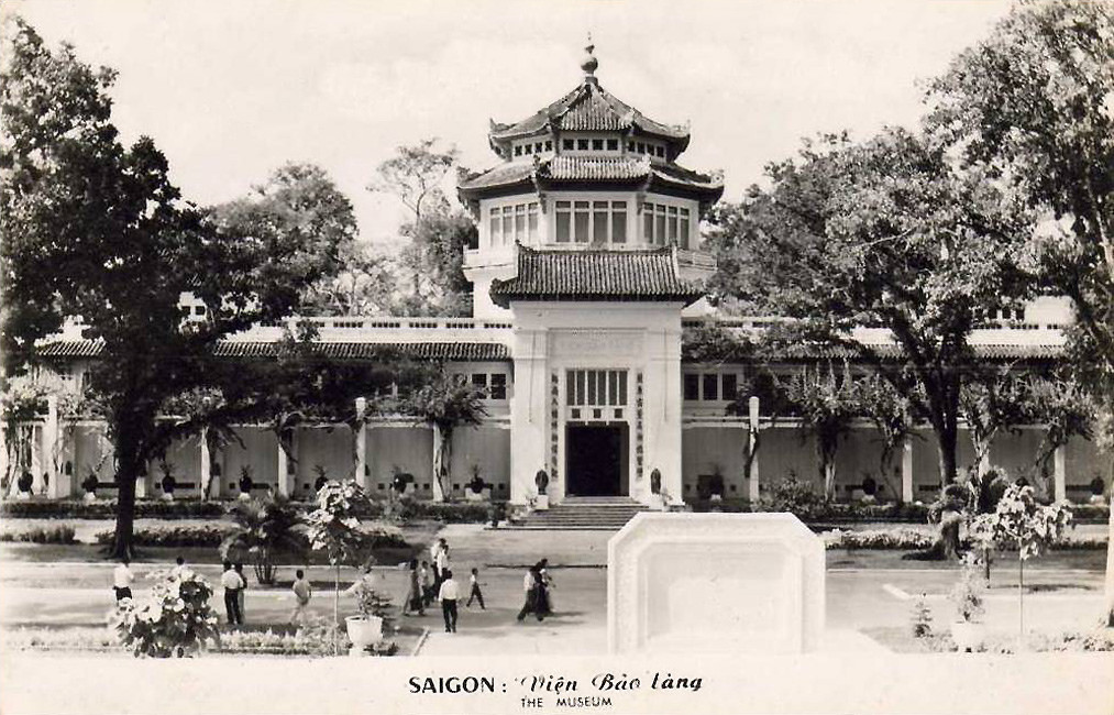 Công trình do kiến trúc sư người Pháp Delaval thiết kế và được hãng thầu Etablissements Lamorte Saigon xây dựng.