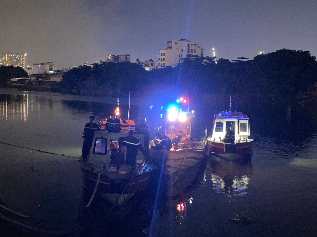 Can canh hon 3 gio cang minh dap tat dam chay o quan 7-Hinh-5