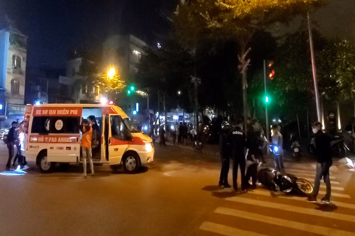 Thieu nu 16 tuoi lai xe may dam bi thuong mot chien si Canh sat 141-Hinh-4