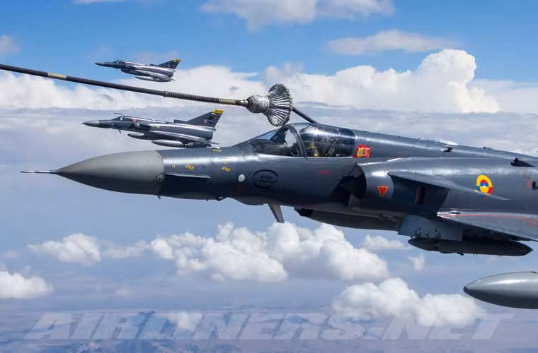 Các máy bay Kfir được Israel nâng cấp cho khả năng tiếp dầu trên không, nhờ đó có thể tăng tầm bay.