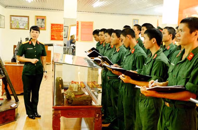 Học tập trong phòng truyền thống.