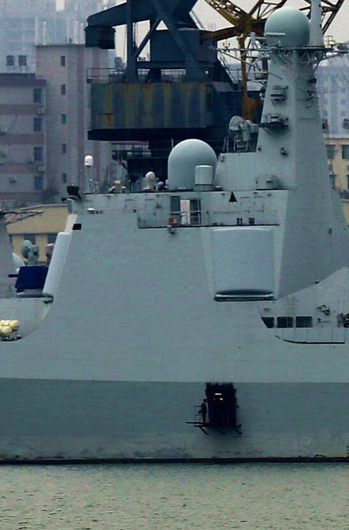 Cũng có thể việc này là nhằm thả trang bị nào đó (ví dụ như xuồng cao tốc) từ bên trong tàu.