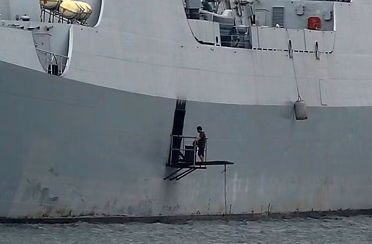 Cận cảnh lỗ lớn cùng cầu nhỏ được lắp chắc chắn trên thân tàu Type 052C.