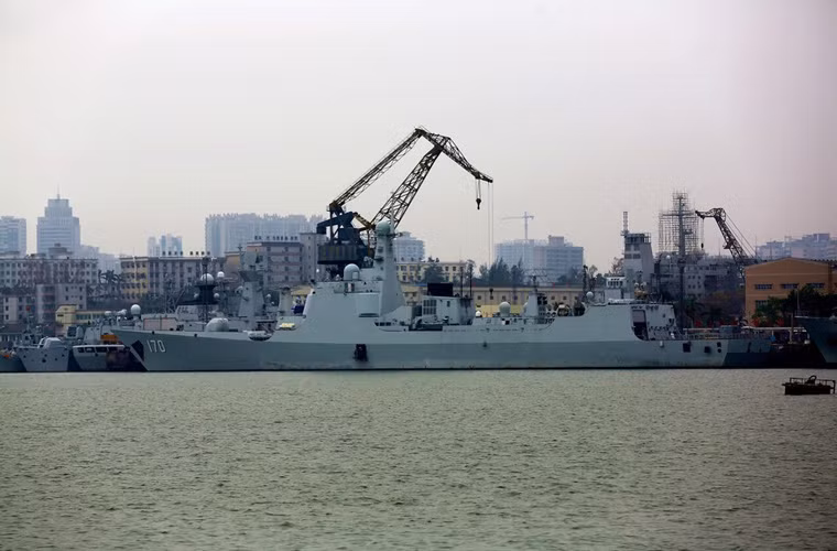 Toàn cảnh tàu chiến Lan Châu (170) – đây được xem là một trong những chiến hạm hiện đại nhất Hạm đội Nam Hải hiện nay.