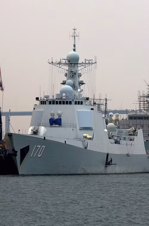 Trang mạng Sina (Trung Quốc) mới đây đăng tải một hình ảnh lạ về tàu chiến tối tân thuộc lớp Type 052C mang tên Lan Châu (170) của Hạm đội Nam Hải, Hải quân Trung Quốc. Theo đó, trên thân con tàu này bị đục một lỗ lớn.