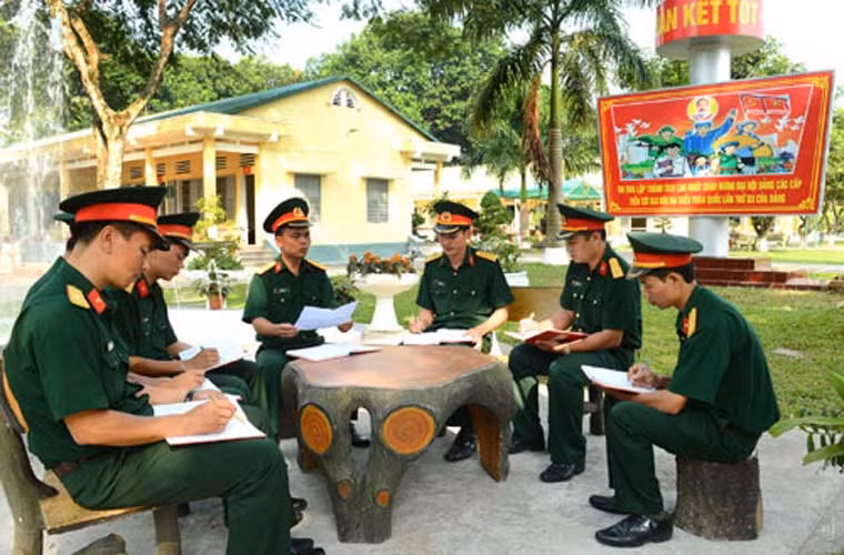 Trung tá Vũ Xuân Thọ, Chính ủy trung đoàn (ngồi giữa) triển khai nhanh nhiệm vụ cho cán bộ chính trị Tiểu đoàn 8.