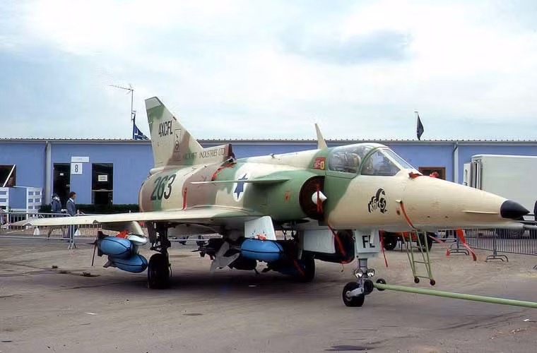Kfir (sư tử con) là mẫu máy bay tiêm kích đa năng, hoạt động trong mọi điều kiện thời tiết do IAI phát triển từ cuối những năm 1960 dựa trên mẫu Mirage 5 do Pháp sản xuất. Cơ bản thì nó sử dụng khung thân Mirage 5, nhưng trang bị động cơ mới và hệ thống điện tử hàng không do Israel phát triển. Trong ảnh, tiêm kích Kfir của Israel được trưng bày tại triển lãm hàng không Pháp 1977.