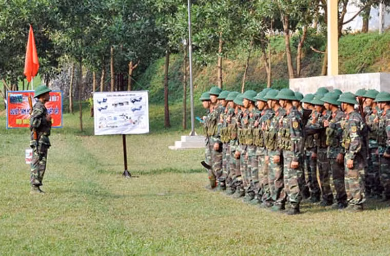 Huấn luyện lý́ thuyết gắn thực hành ngoài thực địa.