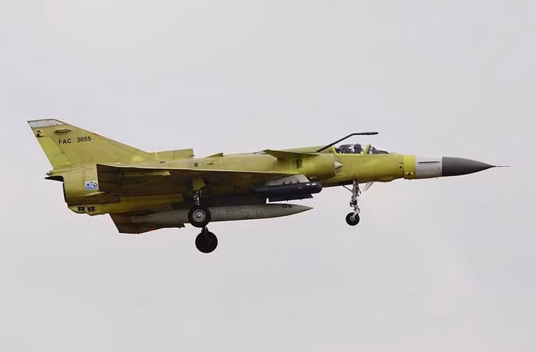 Gần đây nhất, vào tháng 2/2008, Colombia còn kí thỏa thuận với chính phủ Israel mua 24 chiếc Kfir được tân trang và nâng cấp lên chuẩn mới nhất TC.10 với radar điều khiển hỏa lực EL/M-2032 (tầm trinh sát 150km) và hiện đại hóa buồng lái (với 2 màn hình đa năng MFD).