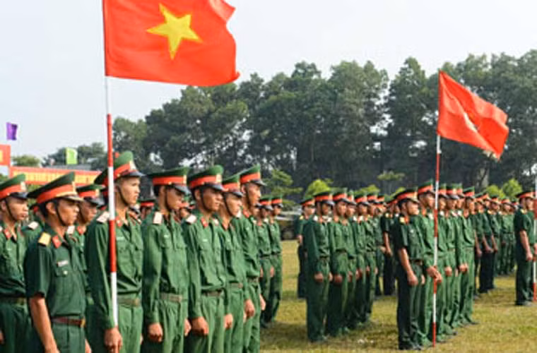 Hàng ngũ chỉnh tề dưới cờ truyền thống.