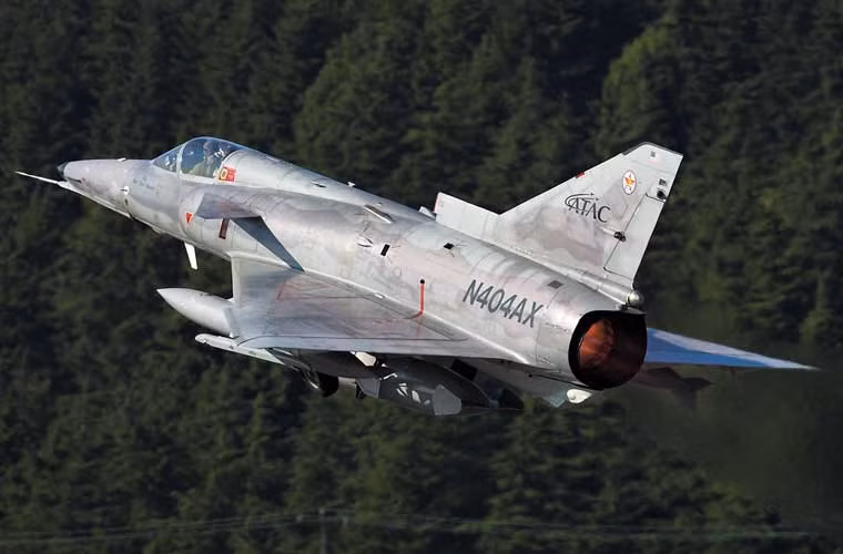 Kfir được trang bị động cơ tuốc bin phản lực J-79-J1E do IAI Bedek chế tạo theo giấy phép của công ty General Electric (Mỹ). Tốc độ máy bay đạt được 2.440km/h, bán kính chiến đấu 768km, trần bay 17.680m, tốc độ leo cao 233m/s.
